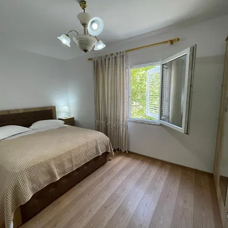 Lovely One-bedroom With Private Entrance Appartement *