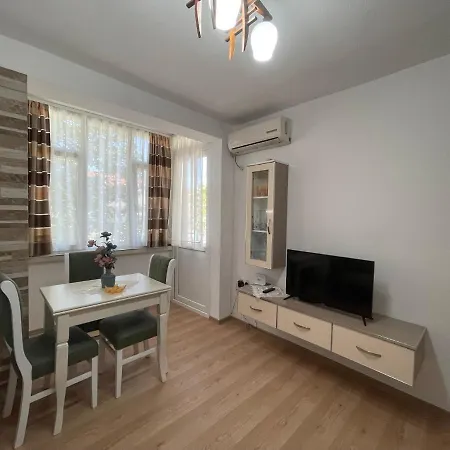 Lovely One-bedroom With Private Entrance Apartment