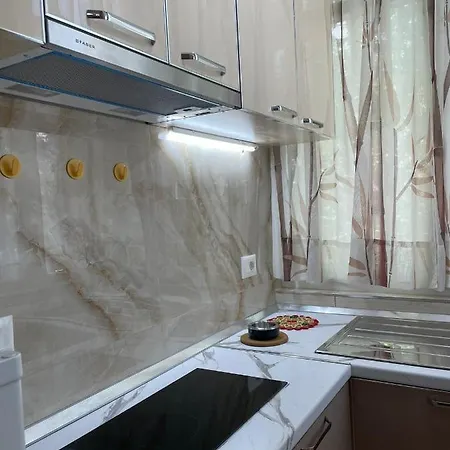 Lovely One-bedroom With Private Entrance *