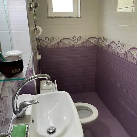Apartment Lovely One-bedroom With Private Entrance