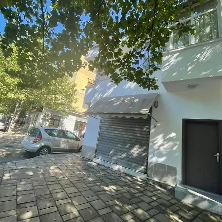Lovely One-bedroom With Private Entrance