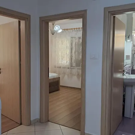 Lovely One-bedroom With Private Entrance * ティラナ
