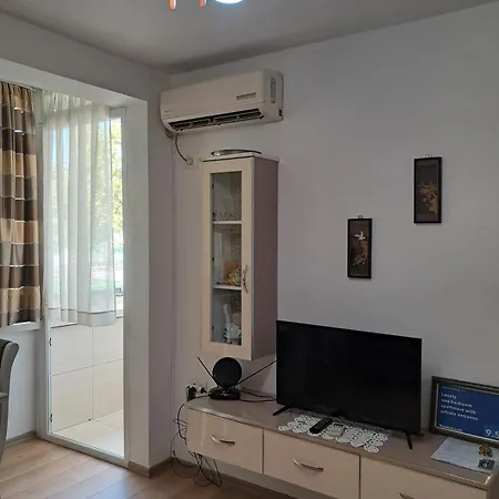 Lovely One-bedroom With Private Entrance *
