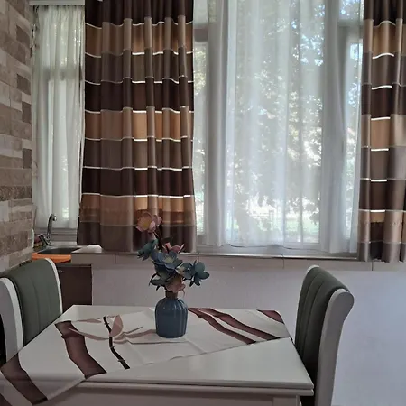 アパート Lovely One-bedroom With Private Entrance